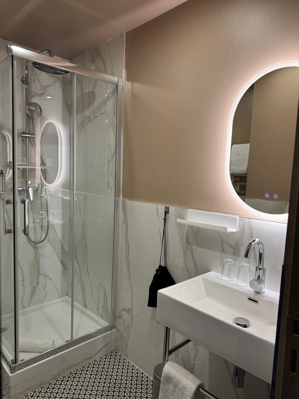 Twin Room | Bathroom | Free toiletries, hair dryer, towels