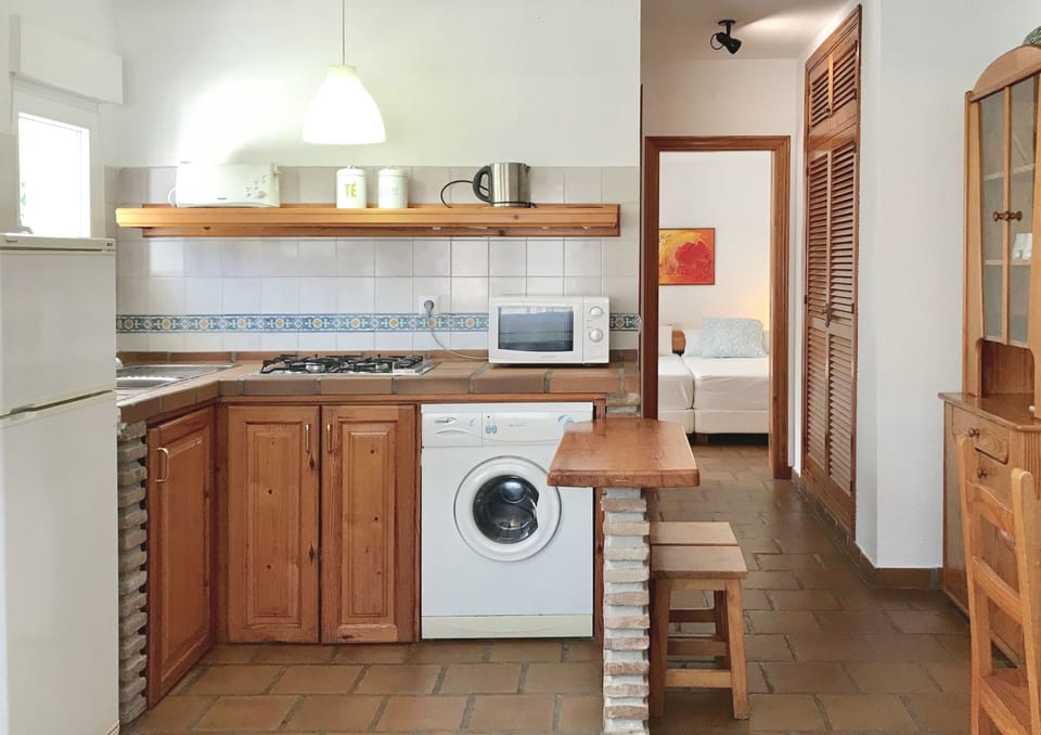 Full-size fridge, microwave, stovetop, cookware/dishes/utensils