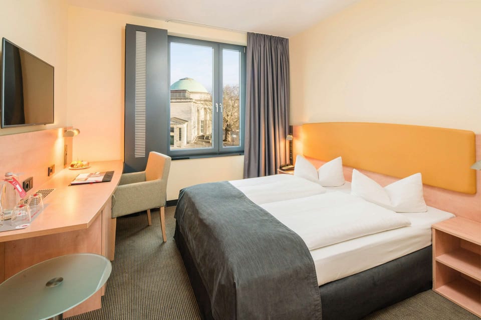 Standard Room | Hypo-allergenic bedding, down comforters, minibar, in-room safe