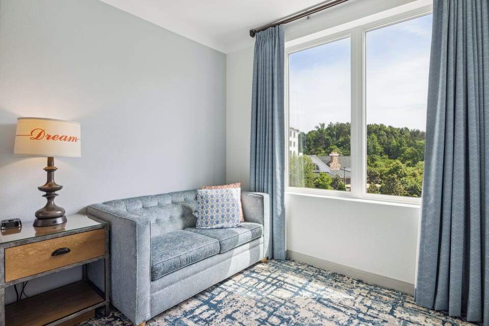 DMR Premiere King | Premium bedding, in-room safe, desk, laptop workspace