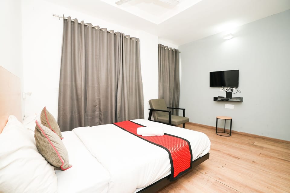 Superior Room | Desk, iron/ironing board, rollaway beds, free WiFi