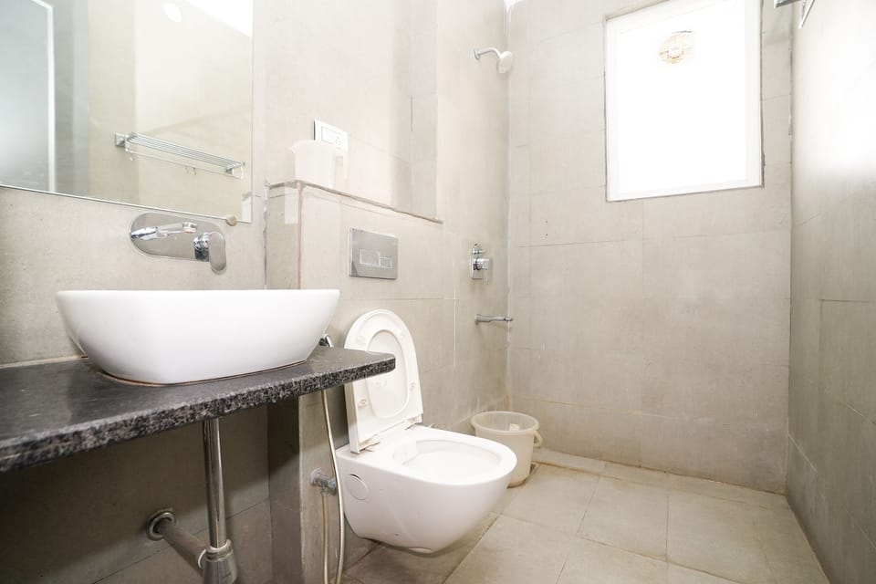 Superior Room | Bathroom | Shower, rainfall showerhead, free toiletries, hair dryer