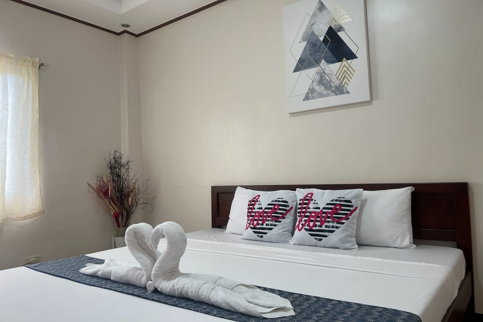Deluxe Room | Desk, WiFi (free), bed sheets