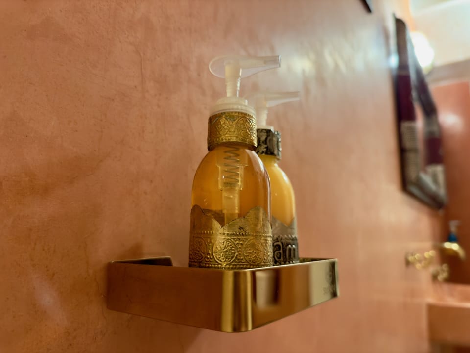 Standard Triple Room, Ensuite (Habitación 1) | Bathroom | Shower, hair dryer, towels, soap
