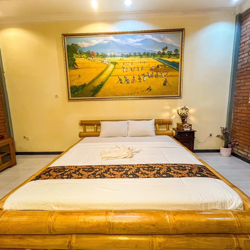 Deluxe Double Room | Desk, free WiFi, bed sheets