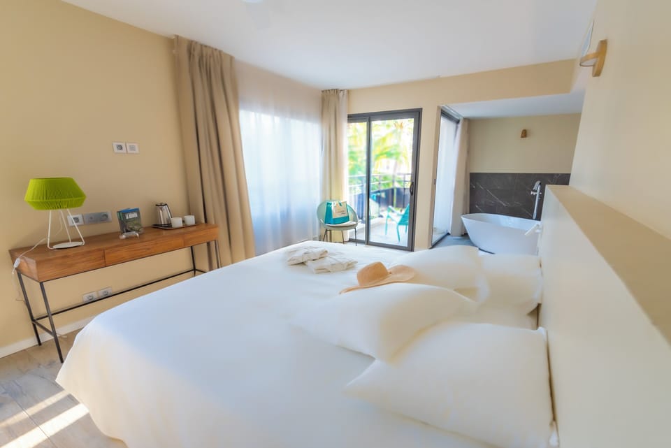 SUPÉRIEURE AVEC BAIGNOIRE | Premium bedding, minibar, in-room safe, blackout drapes