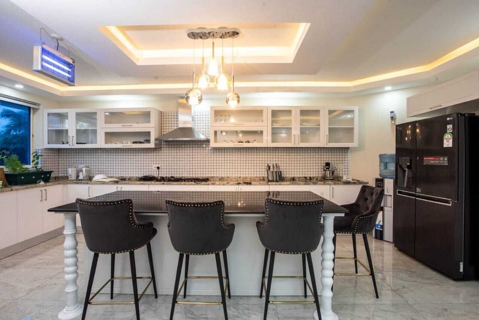 Family Apartment | Private kitchen | Fridge, microwave, cookware/dishes/utensils, dining tables