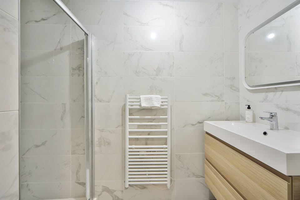 Comfort Room (49 F) | Bathroom | Hair dryer