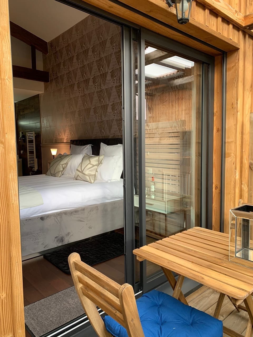 Deluxe Room | 1 bedroom, in-room safe, desk, soundproofing