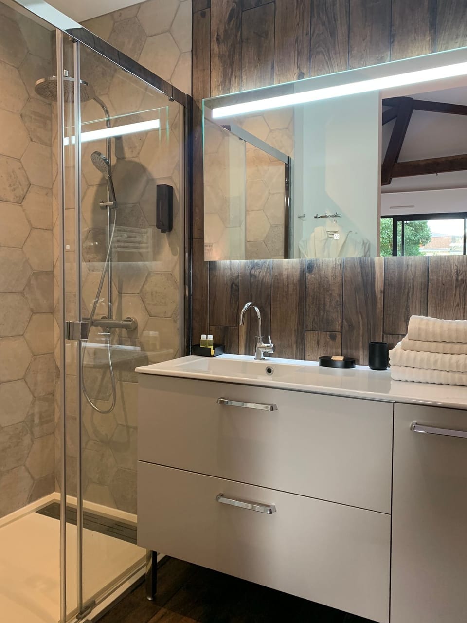 Deluxe Room | Bathroom | Free toiletries, hair dryer, bathrobes, slippers