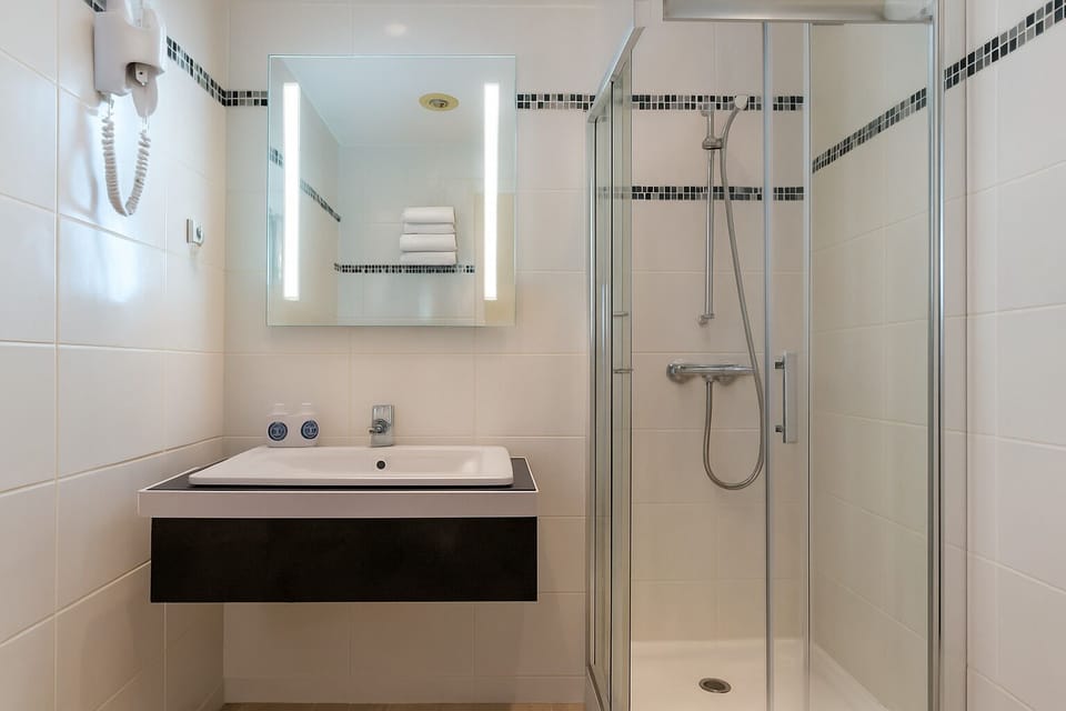 Single Room | Bathroom | Shower, hair dryer, towels