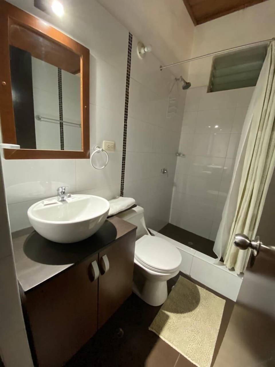 Classic Room | Bathroom | Free toiletries, hair dryer