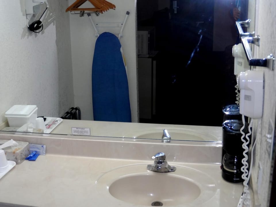 Combined shower/tub, hair dryer, towels