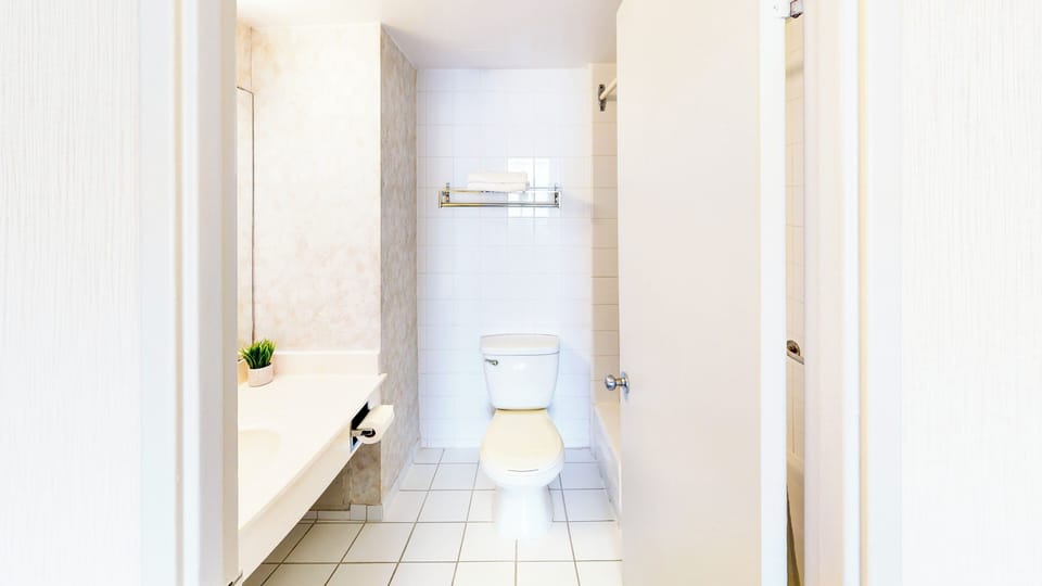 Combined shower/tub, towels
