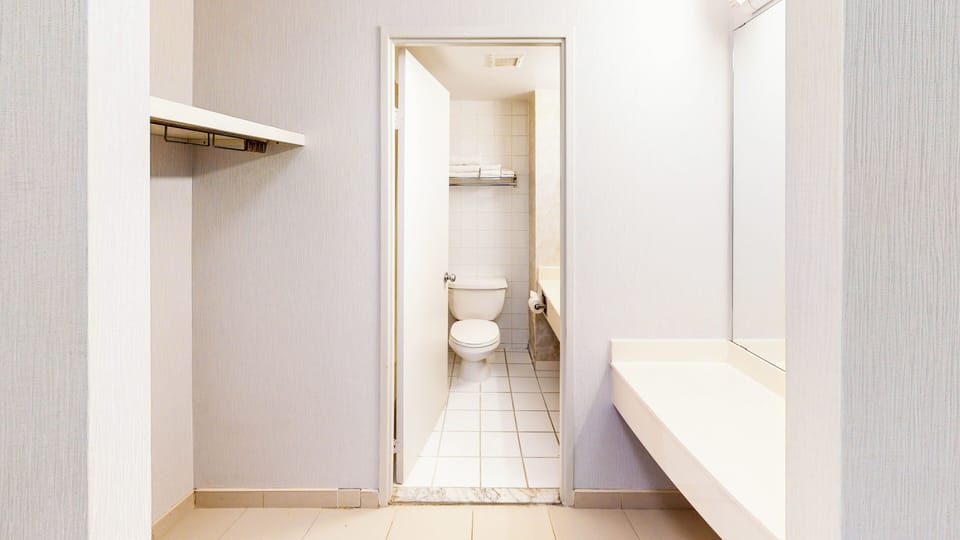 Combined shower/tub, towels
