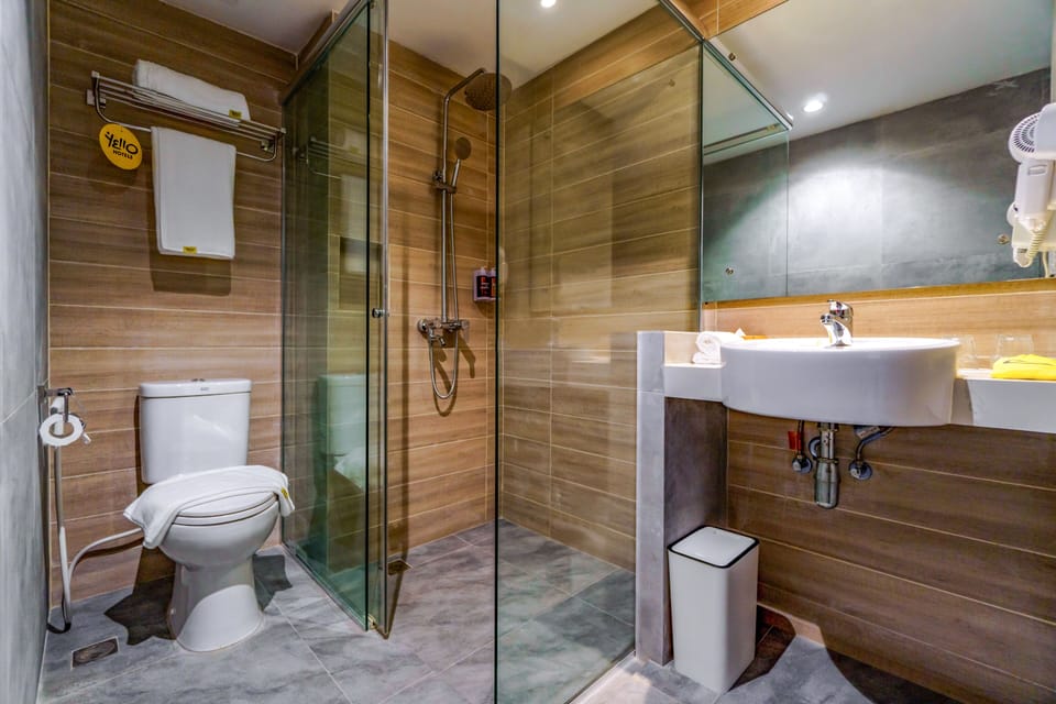 Executive Room (Yello Urban Xtra) | Bathroom | Free toiletries, hair dryer, slippers, bidet