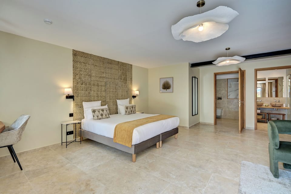 Deluxe Room | Minibar, in-room safe, desk, free WiFi