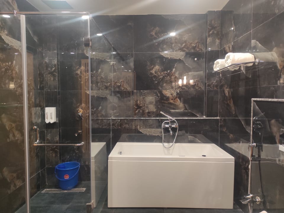 Suite | Bathroom | Shower, rainfall showerhead, free toiletries, towels