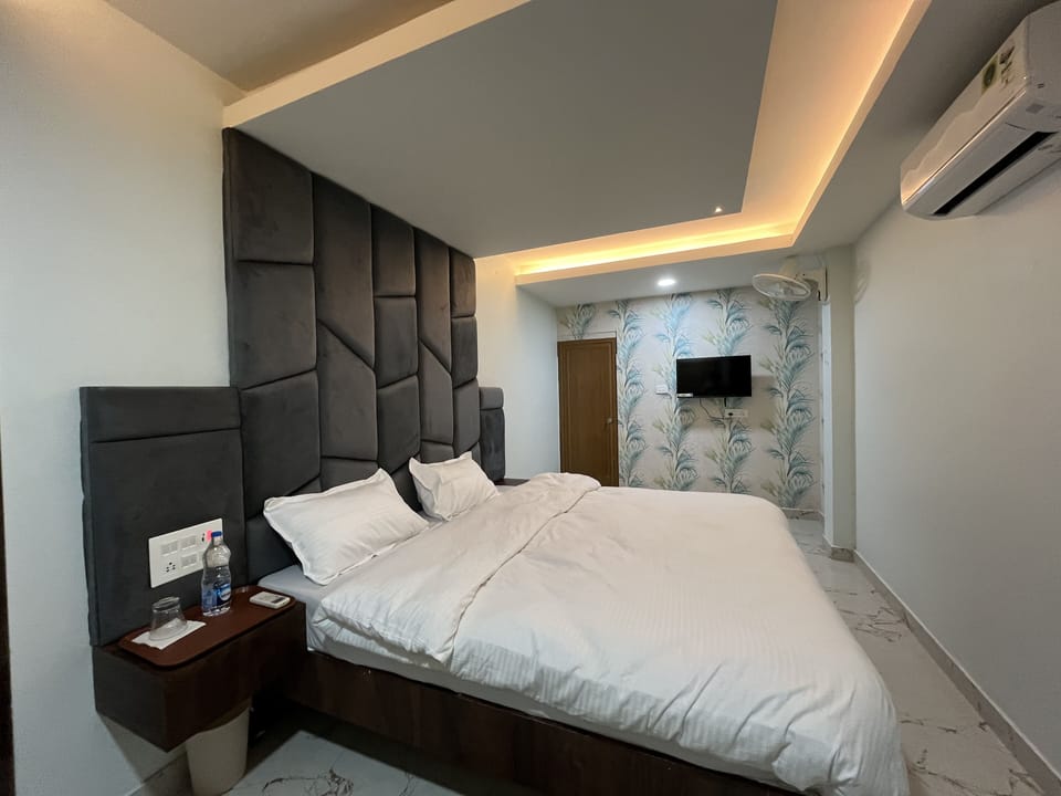 Superior Room | 1 bedroom, down comforters, pillowtop beds, rollaway beds (surcharge)