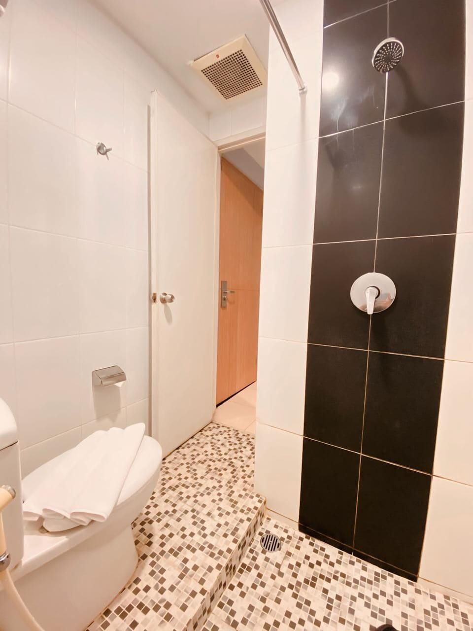 Standard Double Room | Bathroom | Shower, rainfall showerhead, bidet, soap