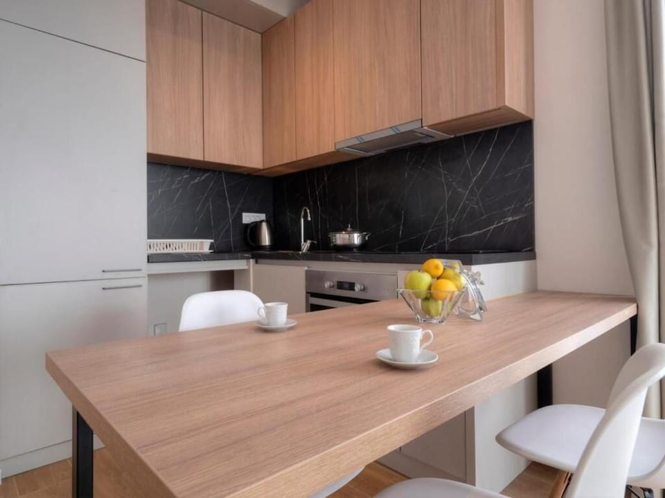 Deluxe Apartment | Private kitchen | Fridge, stovetop, electric kettle, cookware/dishes/utensils