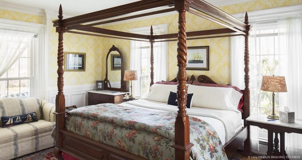Deluxe Room, 1 King Bed | Premium bedding, pillowtop beds, iron/ironing board, WiFi (free)