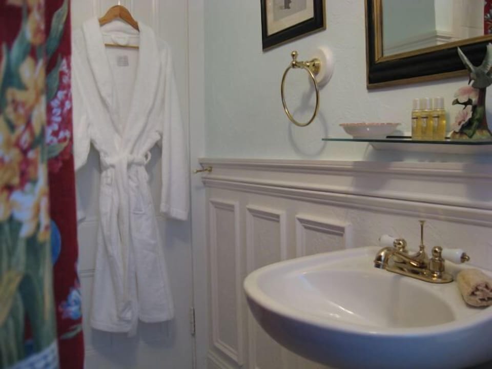 Suite, 2 Bedrooms | Bathroom sink