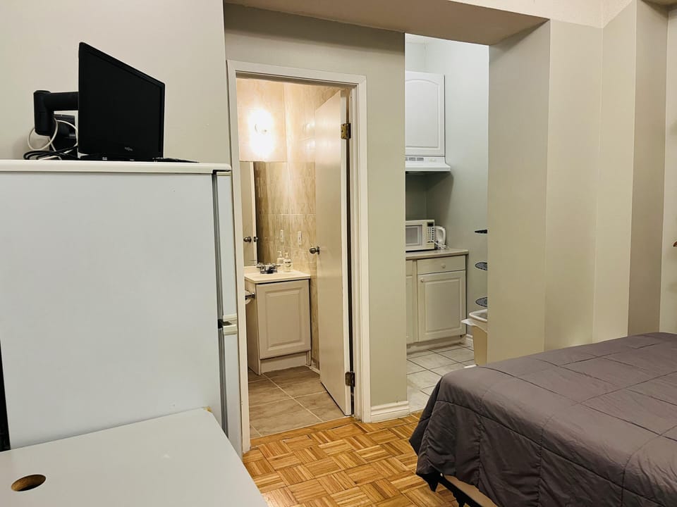 Deluxe Suite, 1 Queen Bed, Kitchenette | Living area