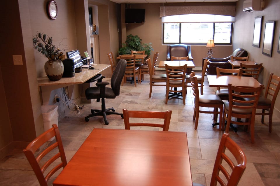 Brentwood Inn & Suites Hotel in Rochester