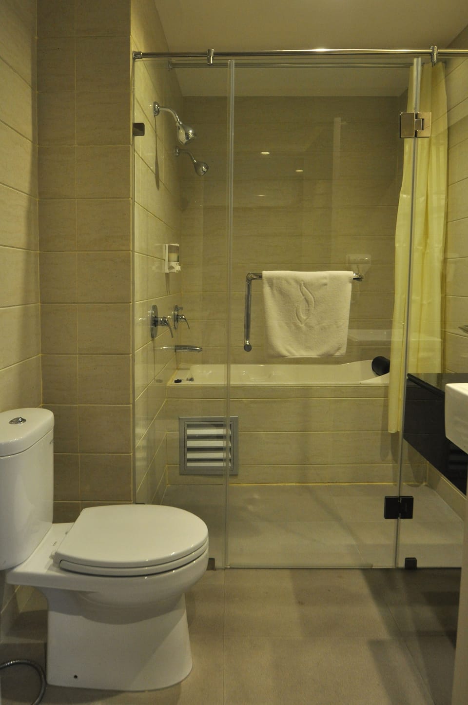 Suite | Bathroom | Shower, free toiletries, hair dryer, slippers