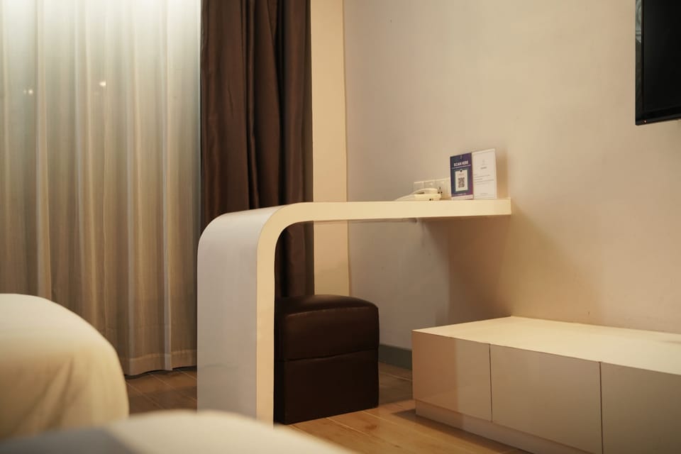 Deluxe Twin Room | Minibar, in-room safe, desk, soundproofing