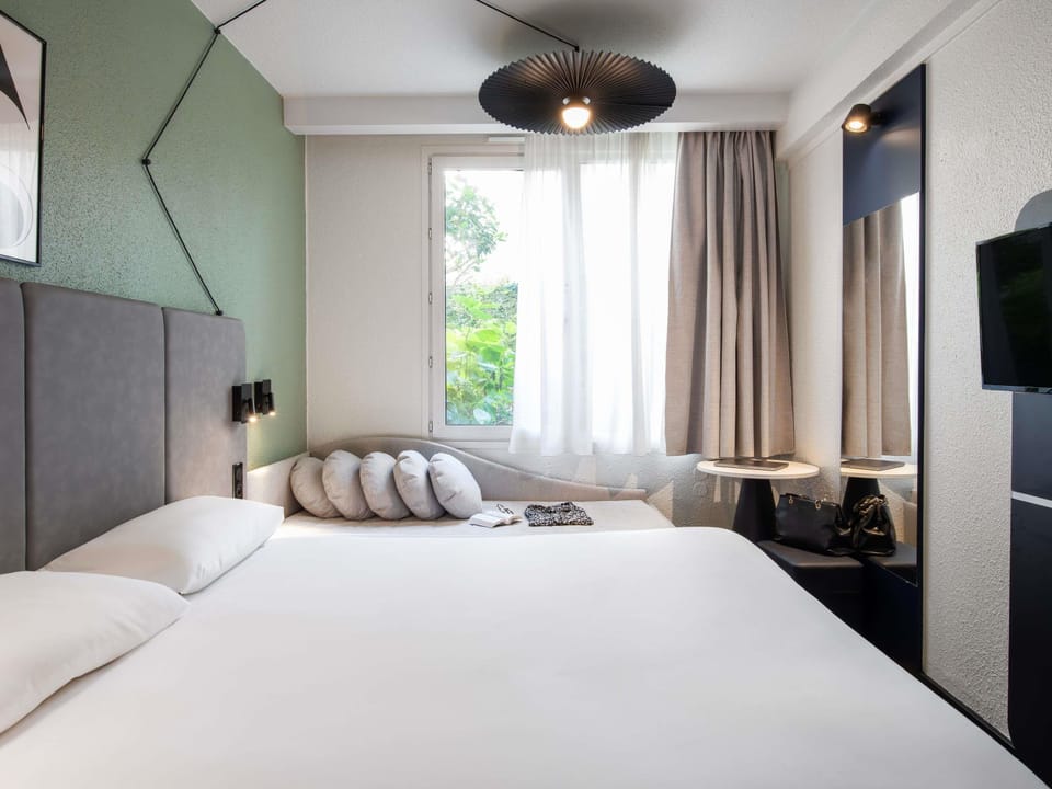 Premium bedding, desk, blackout drapes, soundproofing