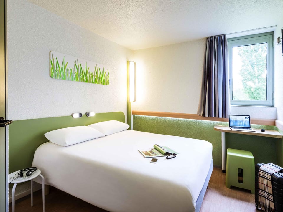 Double Room | Desk, iron/ironing board, free WiFi, bed sheets