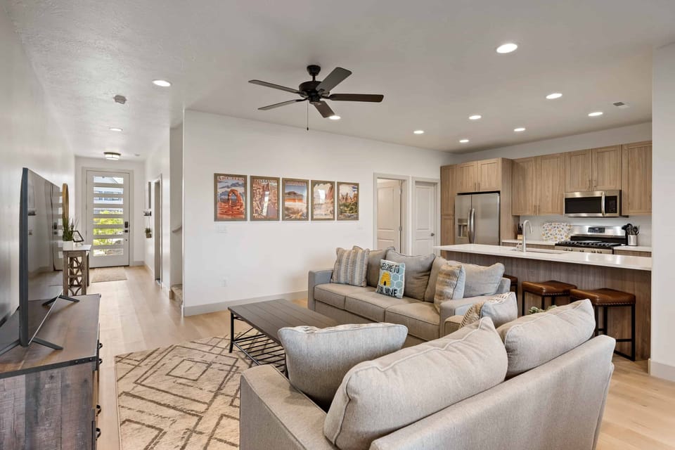 House, 6 Bedrooms | Living area | Smart TV