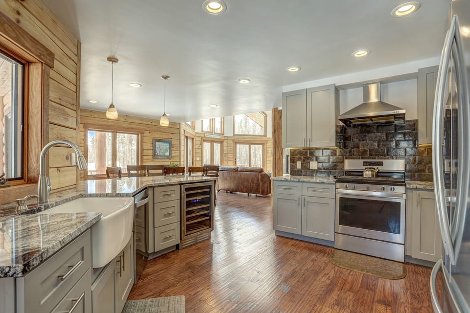 Premium House | Private kitchen | Full-size fridge, microwave, oven, stovetop