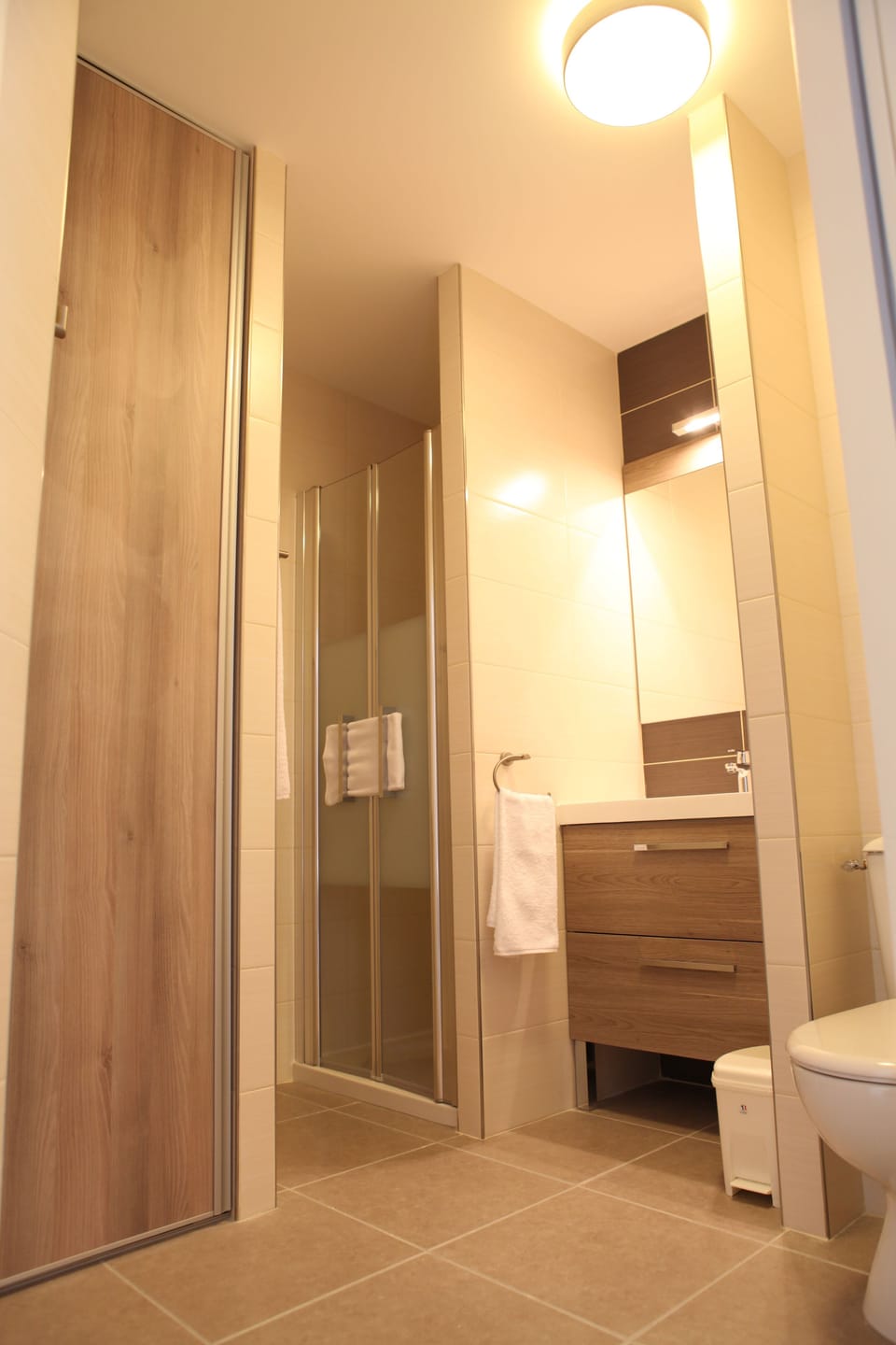 Standard Single Room, Non Smoking | Bathroom | Shower, free toiletries, hair dryer, towels