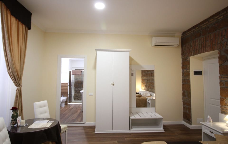 Double Room | 6 bedrooms, premium bedding, desk, iron/ironing board