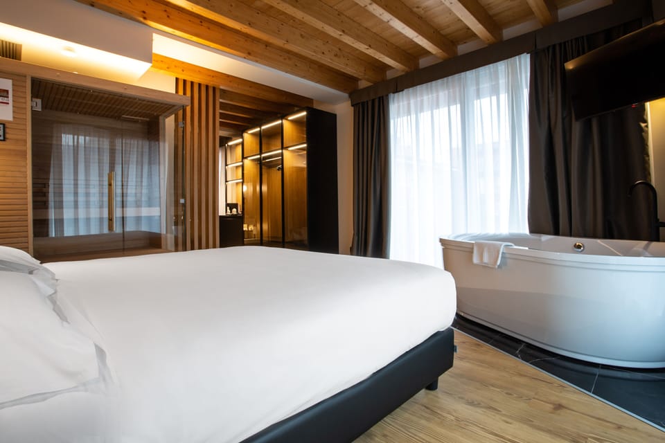 Luxury Suite | Hypo-allergenic bedding, down comforters, minibar, in-room safe