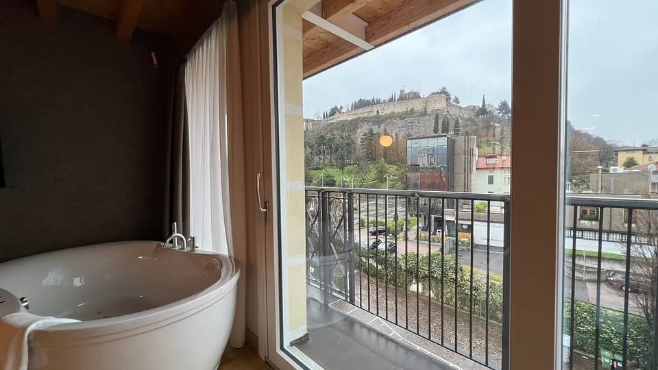 Junior Suite Castello | Hypo-allergenic bedding available, down comforters, minibar