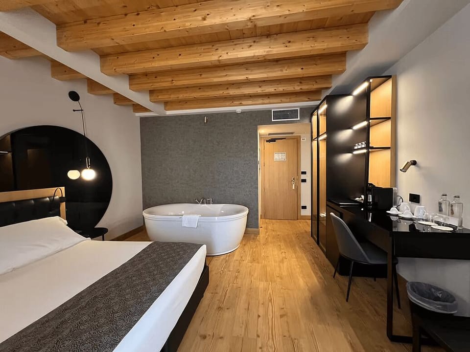 Junior Suite S.Giulia | Hypo-allergenic bedding, down comforters, minibar, in-room safe