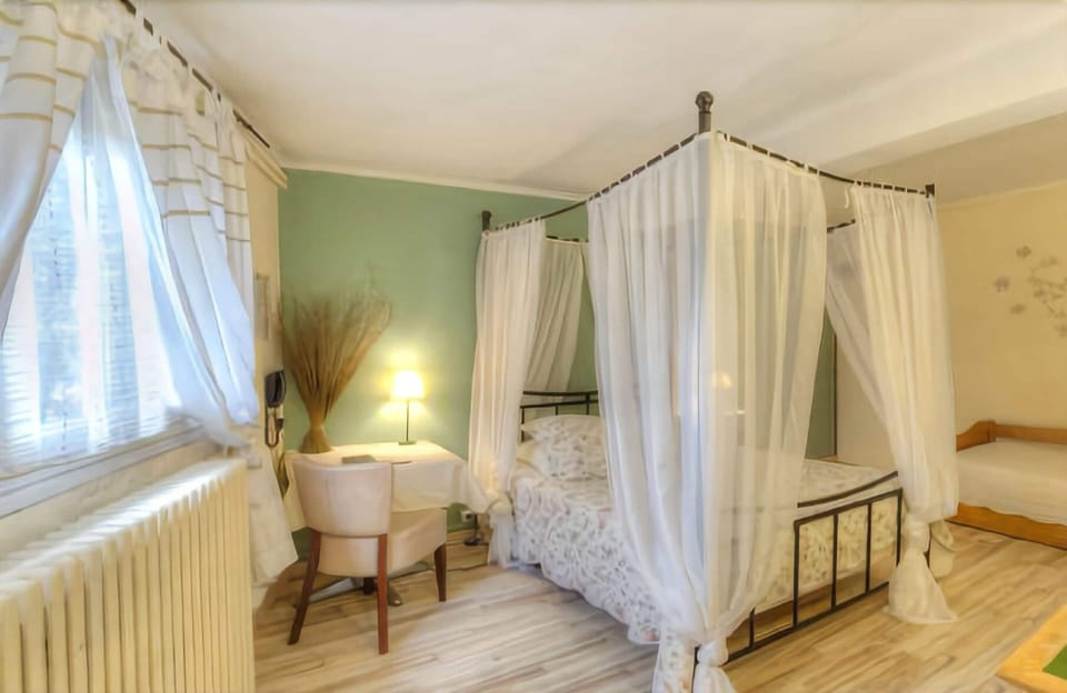 Double or Twin Room | Minibar, desk, WiFi (free)