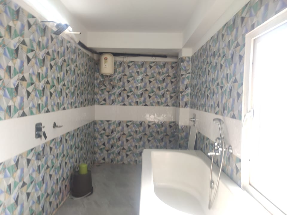 Suite | Bathroom | Shower, rainfall showerhead, free toiletries, towels
