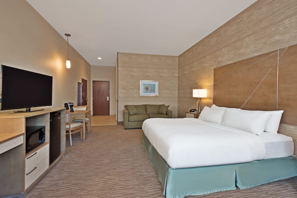 Premium bedding, in-room safe, desk, iron/ironing board