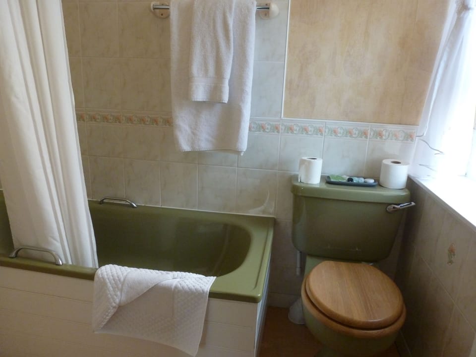 Deep soaking tub