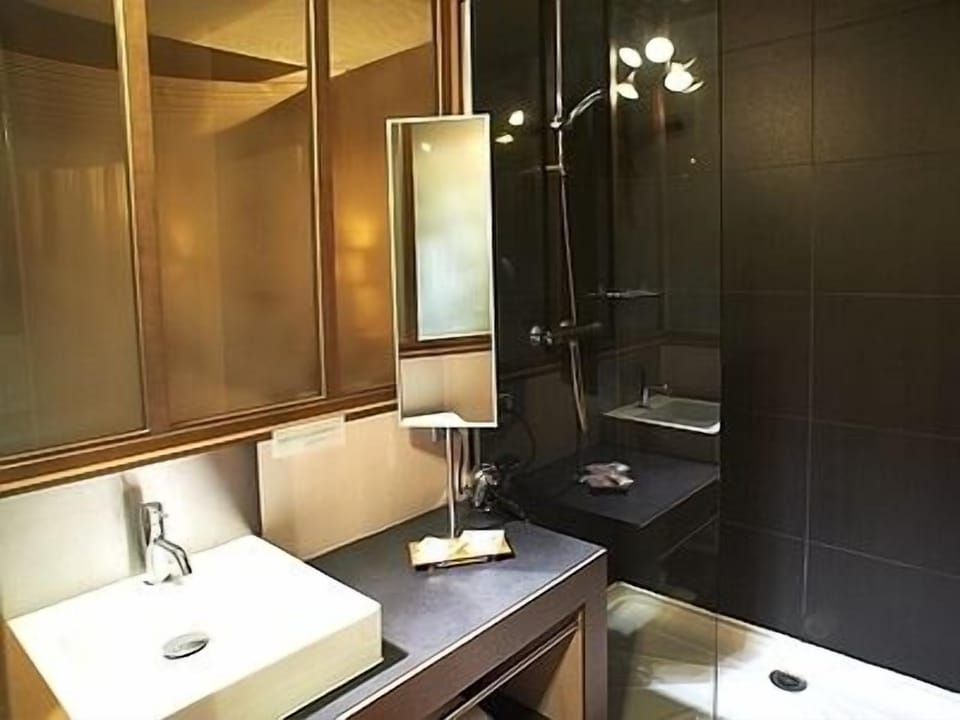 Superior Triple Room, 1 Bedroom, Private Bathroom | Bathroom | Bathtub, free toiletries, hair dryer, towels