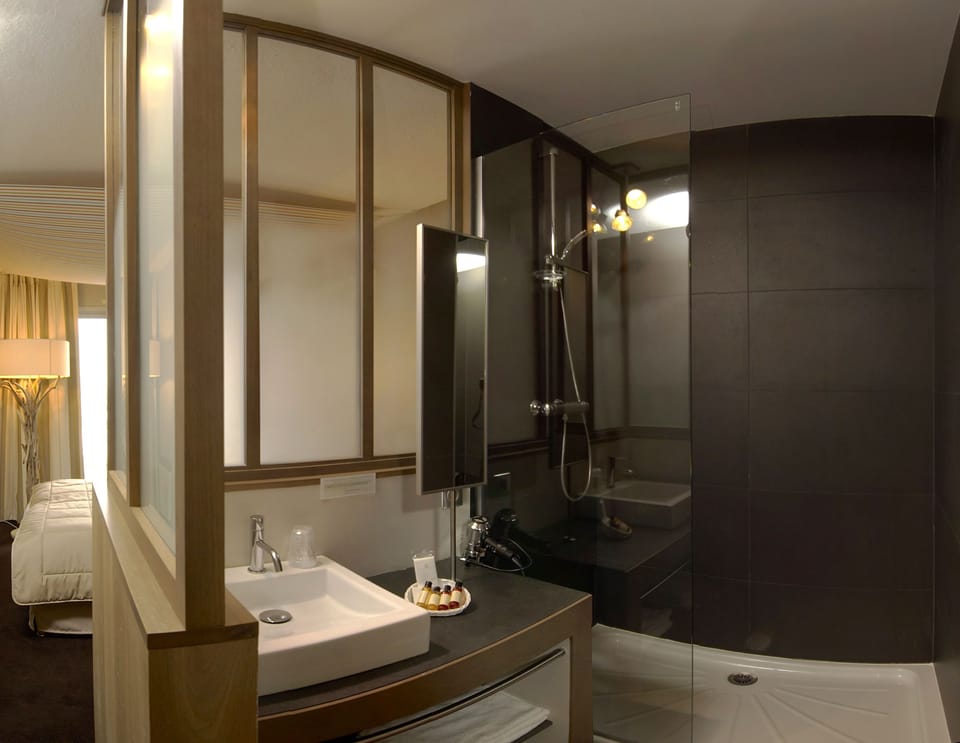 Luxury Double or Twin Room, 1 Double Bed, Private Bathroom, Ocean View | Bathroom | Bathtub, free toiletries, hair dryer, towels