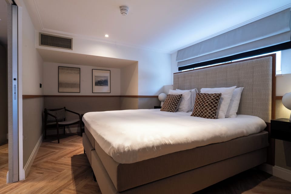 Deluxe Suite | Hypo-allergenic bedding, in-room safe, desk, blackout drapes