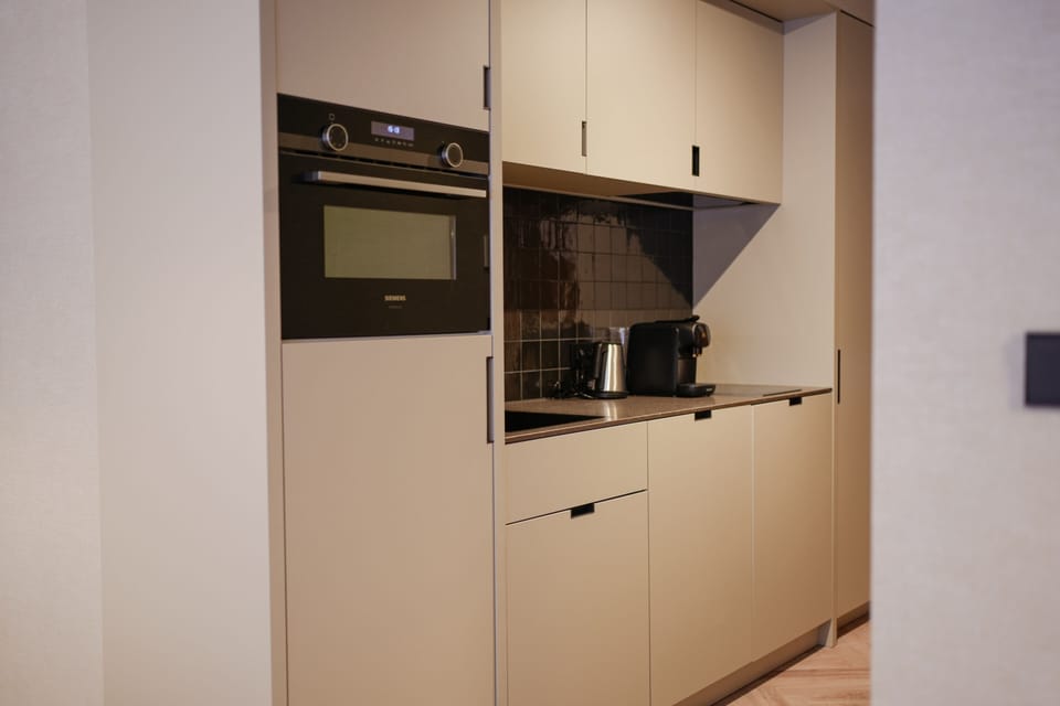 Deluxe Studio | Private kitchenette | Fridge, microwave, coffee/tea maker, electric kettle
