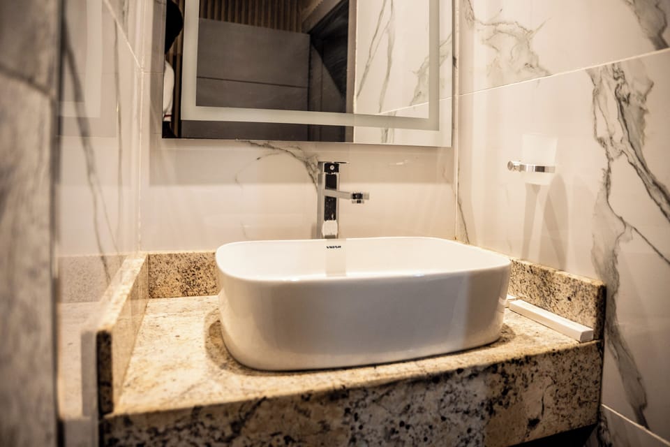 Executive Room | Bathroom | Combined shower/tub, free toiletries, hair dryer, towels