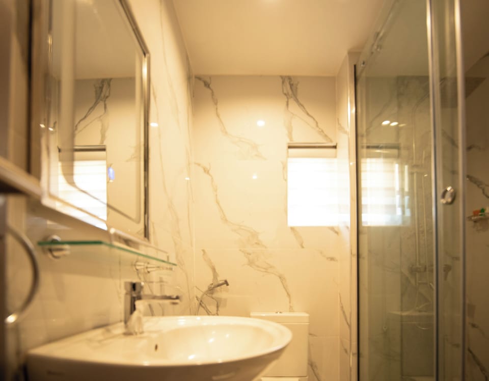 Superior Room | Bathroom | Combined shower/tub, free toiletries, hair dryer, towels